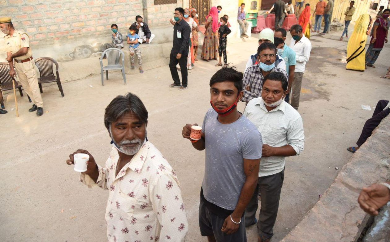 Jodhpur Nagar Nigam Election: हाथ में चाय का कप लिए कतारों में खड़े मतदाता