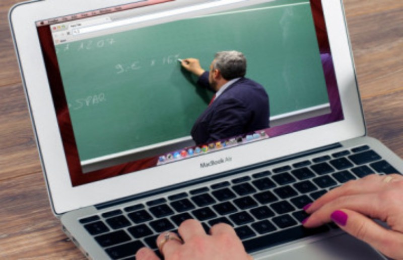 विश्वविद्यालय-महाविद्यालय में ऑनलाइन क्लास का पहला दिन, तकनीकी समस्याओं से जूझते रहे छात्र