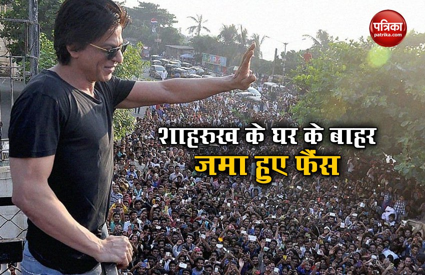 Shah Rukh Khan fans gather outside at Mannat