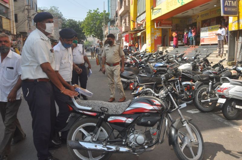 नो-पार्किंग एरिया में वाहनों का जमावड़ा, पुलिस पहुंची तो मचा हड़कम्प