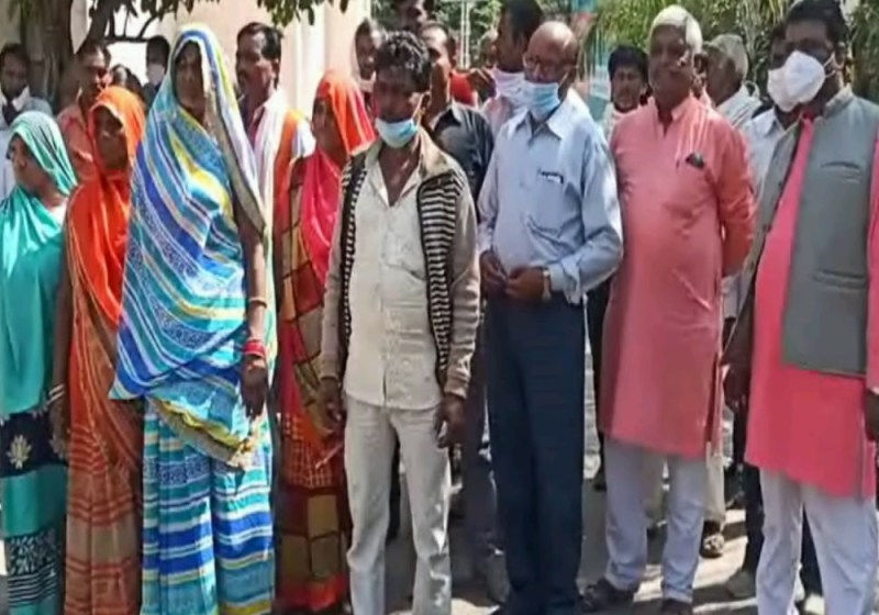 पुलिस की कारस्तानी को जानकार गांववाले हुए बेहद खफा, ऐसी सजा दी की सब घबरा गए