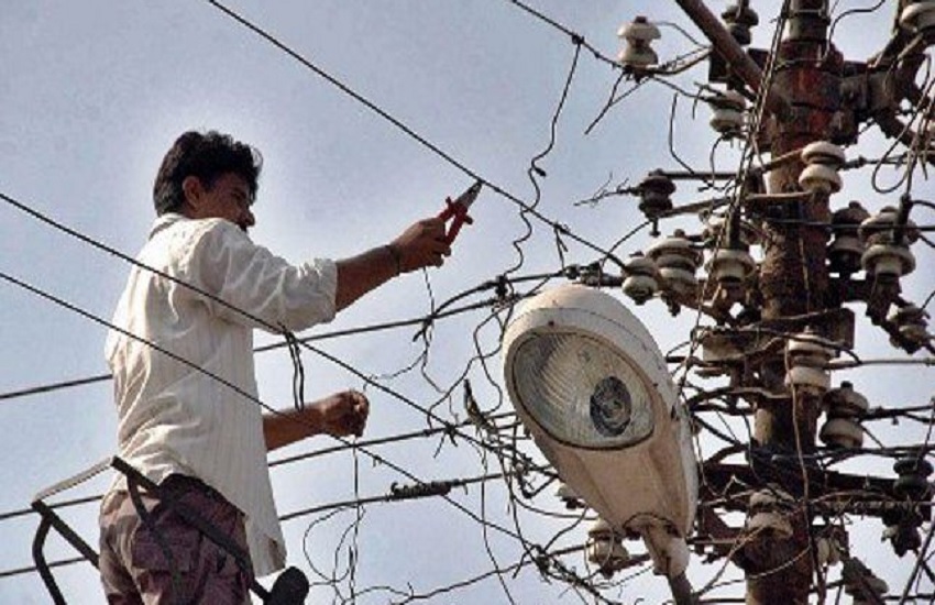 हाईटेंशन लाइन मेंटेनेंस में जुटा कर्मचारी