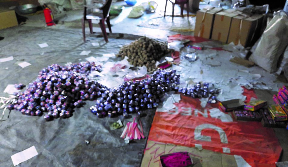 दीवाली से पहले अवैध पटाखा फैक्ट्री का भंडाफोड़, भारी मात्रा में विस्फोटक सामग्री जब्त, संचालक गिरफ्तार