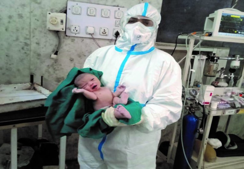 कोरोना पॉजिटिव 20 वर्षीय महिला की डॉक्टरों ने कराई सुरक्षित डिलीवरी, नवजात बालिका निगेटिव