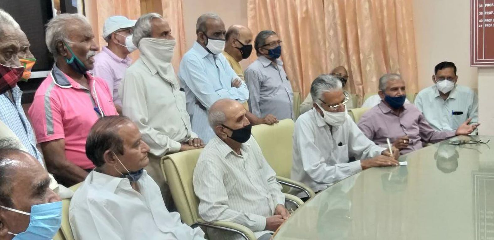 JNVU: 2 महीने से नहीं मिली पेंशन, शिक्षकों व कर्मचारियों ने किया प्रदर्शन