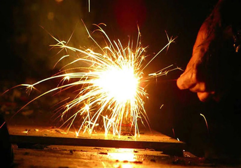 प्रदूषण को देखते हुए इस बार पटाखों पर लग सकता है प्रतिबंध, एनजीटी ने यूपी समेत चार राज्यों को भेजा नोटिस