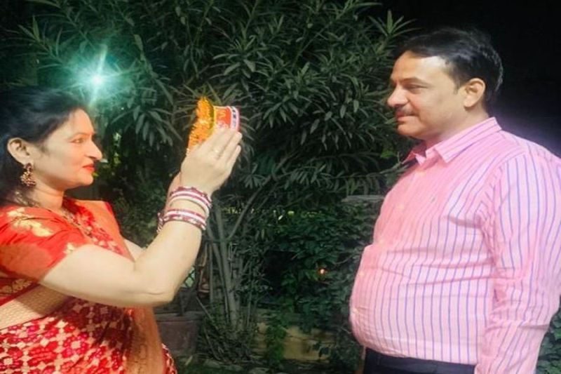 छलनी की ओट से निहारा अपना 'चन्द्रमा