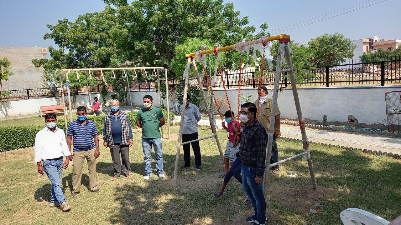धन्यवाद अंकल, आपने हमारे लिए झूले लगवा दिए