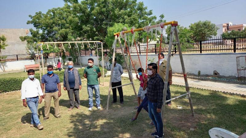 धन्यवाद अंकल, आपने हमारे लिए झूले लगवा दिए