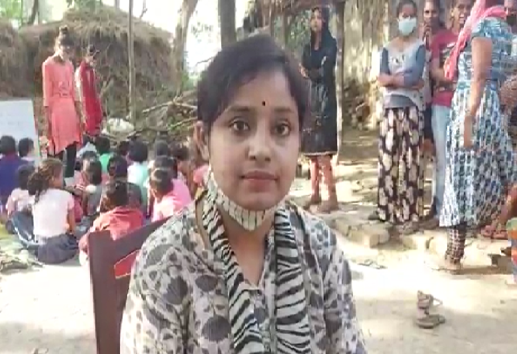 महामारी में न संसाधन, न भवन फिर भी शिक्षिका शिवानी सिंह का अद्भुत प्रयास, 22 गांवों के 1300 बच्चों को कर रहीं साक्षर 