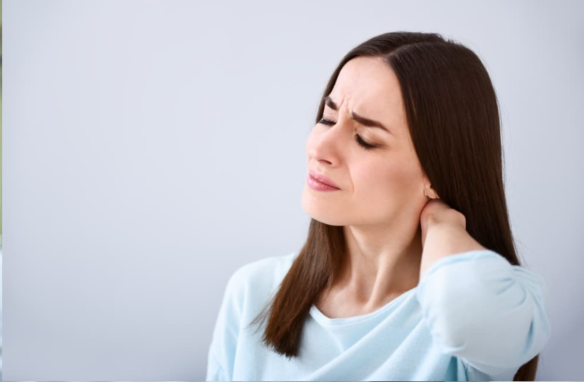 गर्दन और सिर में दर्द रहे तो हो सकती सरवाइकल स्पोंडिलोसिस की समस्या, जानें इसके बारे में