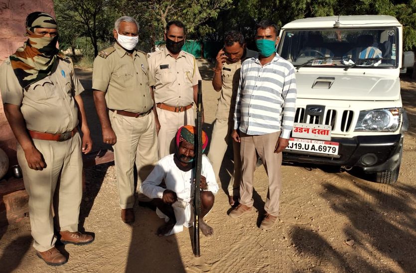 अवैध टोपीदार बंदूक के साथ एक गिरफ्तार