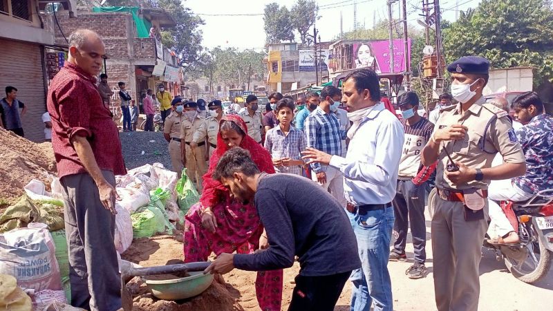 बोहरा बाखल कॉर्नर से छत्री तिराहे तक आधी सड़क पर कब्जा जमा अतिक्रमण हटाया, सामान किया जब्त (देखे वीडियो)