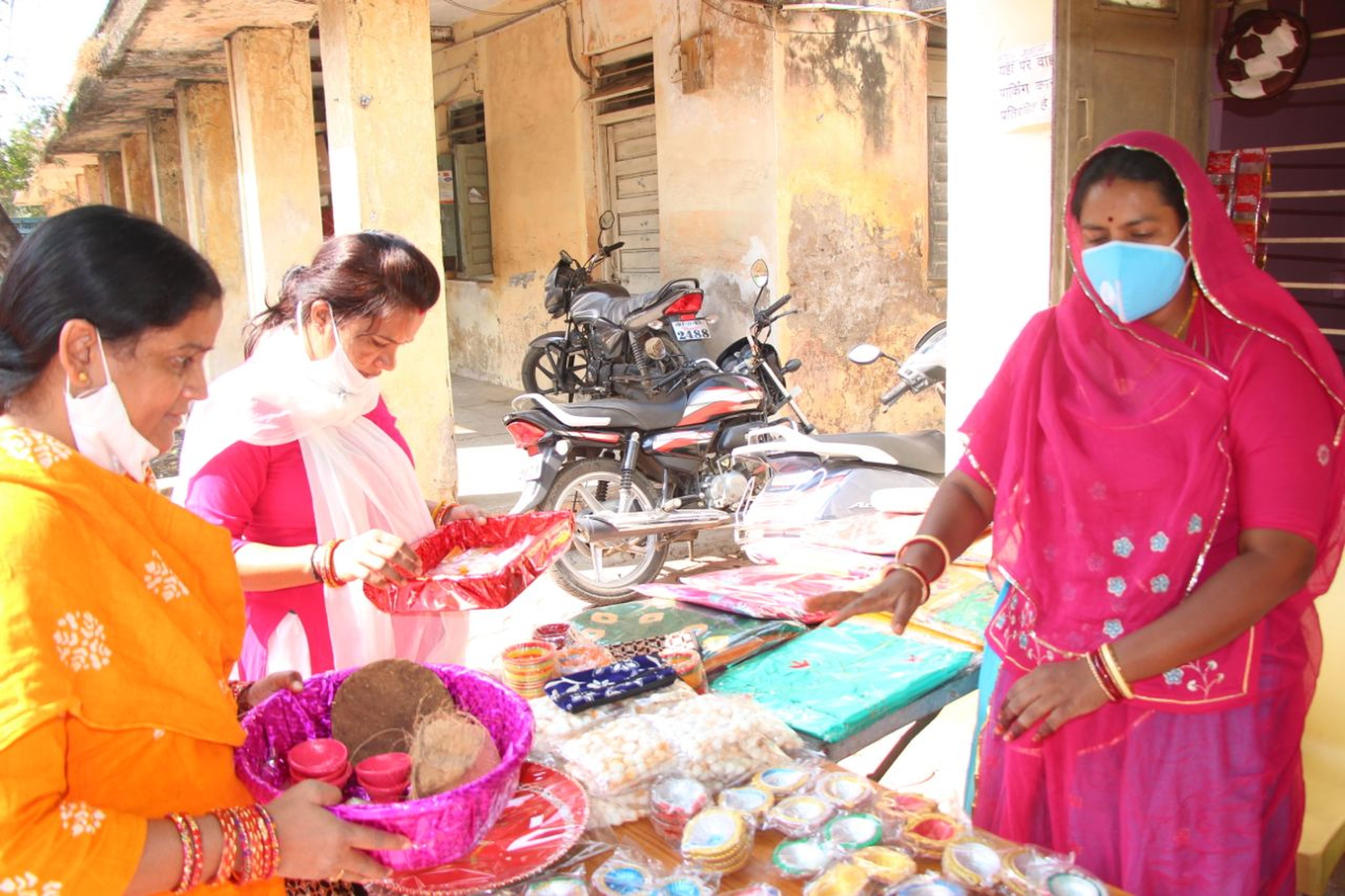गांव की महिलाएं बनी आत्मनिर्भर,बनाए डिजाईन दीपक शहर में बेच रही है (देखे वीडियो)