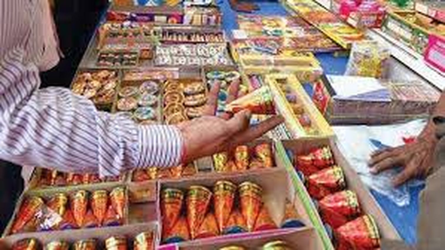रोक के बावजूद पटाखों की बिक्री करने वाला एक व्यक्ति गिरफ्तार