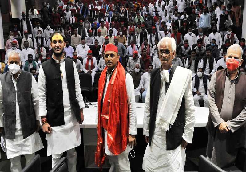 मिर्जापुर मां विंध्यवासिनी के पुरोहित ने परिवार व सैकड़ों अनुयायियों के साथ समाजवादी पार्टी की सदस्यता ग्रहण की