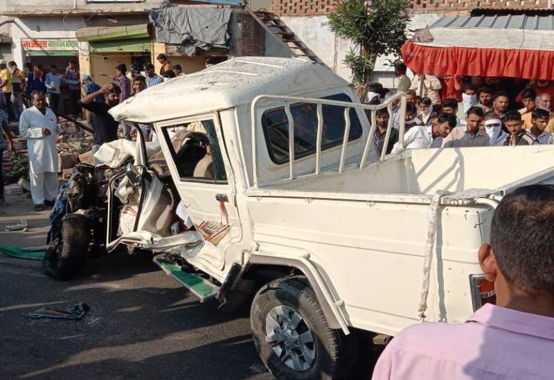 बेकाबू ट्रेलर दुकानों में घुसा, एक महिला की मौत, चार घायल