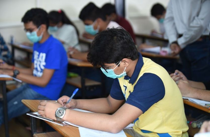 कोरोना : परीक्षा के पहले 12वीं के छात्रों के टीकाकरण की संभावनाएं तलाश रहा शिक्षा विभाग