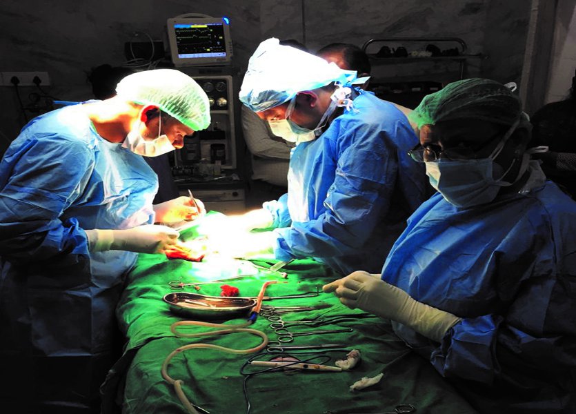 डॉक्टरों ने 3 घंटे का जटिल ऑपरेशन कर बचा ली 5 दिन के नवजात की जान, फट चुकी थी पेट की अंतड़ी