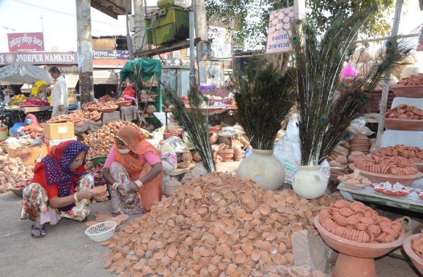 चंद रुपयों में सड़क किनारे बिक रहे राष्ट्रीय पक्षी के पंख