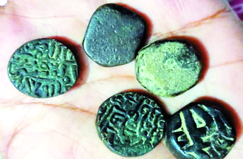 खुदाई में मिले थे 18वीं सदी के कईं प्राचीन सिक्के