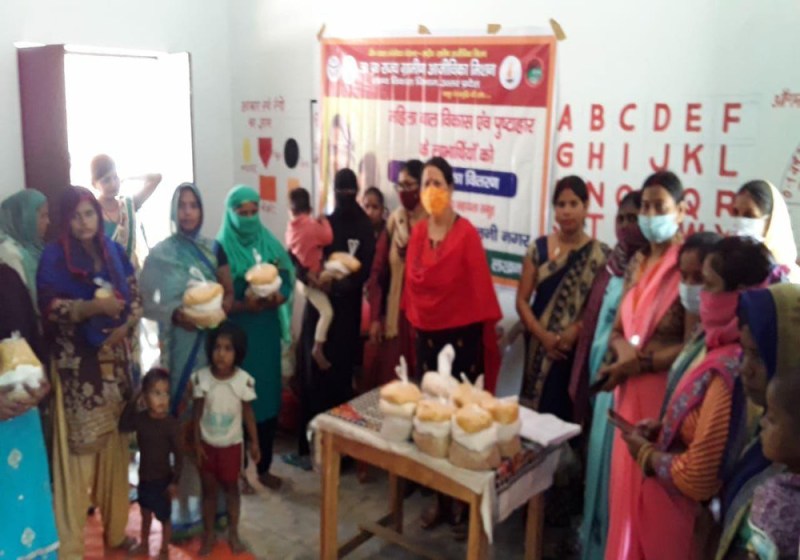 आंगनबाड़ी केन्द्रों ने वितरित किया राशन