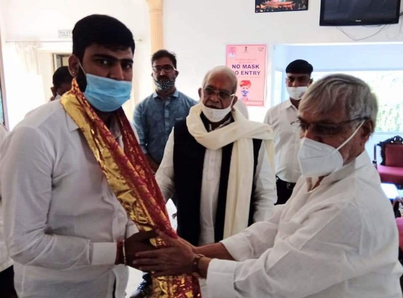 जिस नेता ने सीपी जोशी को हराया था एक वोट से, उनके बेटे को अब जोशी ने पहनाई 'माला'