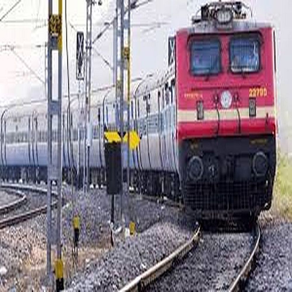 Surat News : 28 ट्रेनों का मार्ग बदला, त्योहार में यात्री परेशान