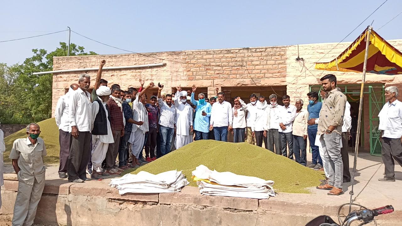 सरकारी मानकों का हवाला किसानों पर भारी, मूंग तुलाई नहीं होने पर किया हंगामा