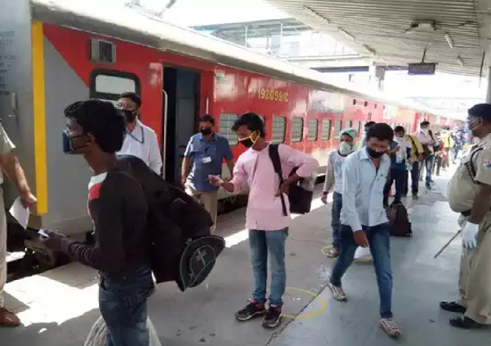दिवाली और छठ पूजा पर रेलवे ने चलाईं ये 13 स्पेशल ट्रेनें, आज से कराएं रिजर्वेशन, देखें रूट और टाइम टेबल
