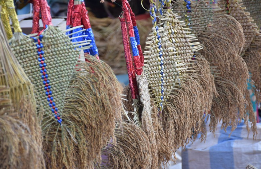 धान के बाली के बने झालर की मांग बढ़ी, पूजा में होता है विशेष महत्व