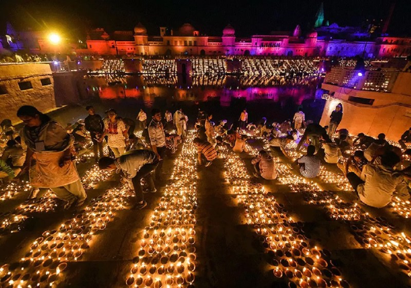 दीयों की रोशनी से अयोध्या जगमग, राममंदिर में पहली बार जले 11 हजार दीप