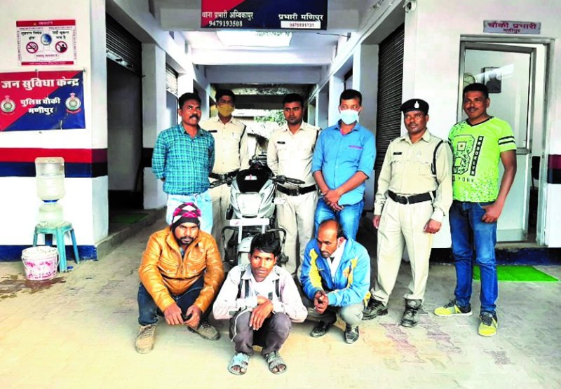 काफी कम कीमत में बाइक बेचने के लिए ग्राहक ढूंढ रहे थे 3 युवक, पहुंच गई पुलिस फिर खानी पड़ी जेल की हवा