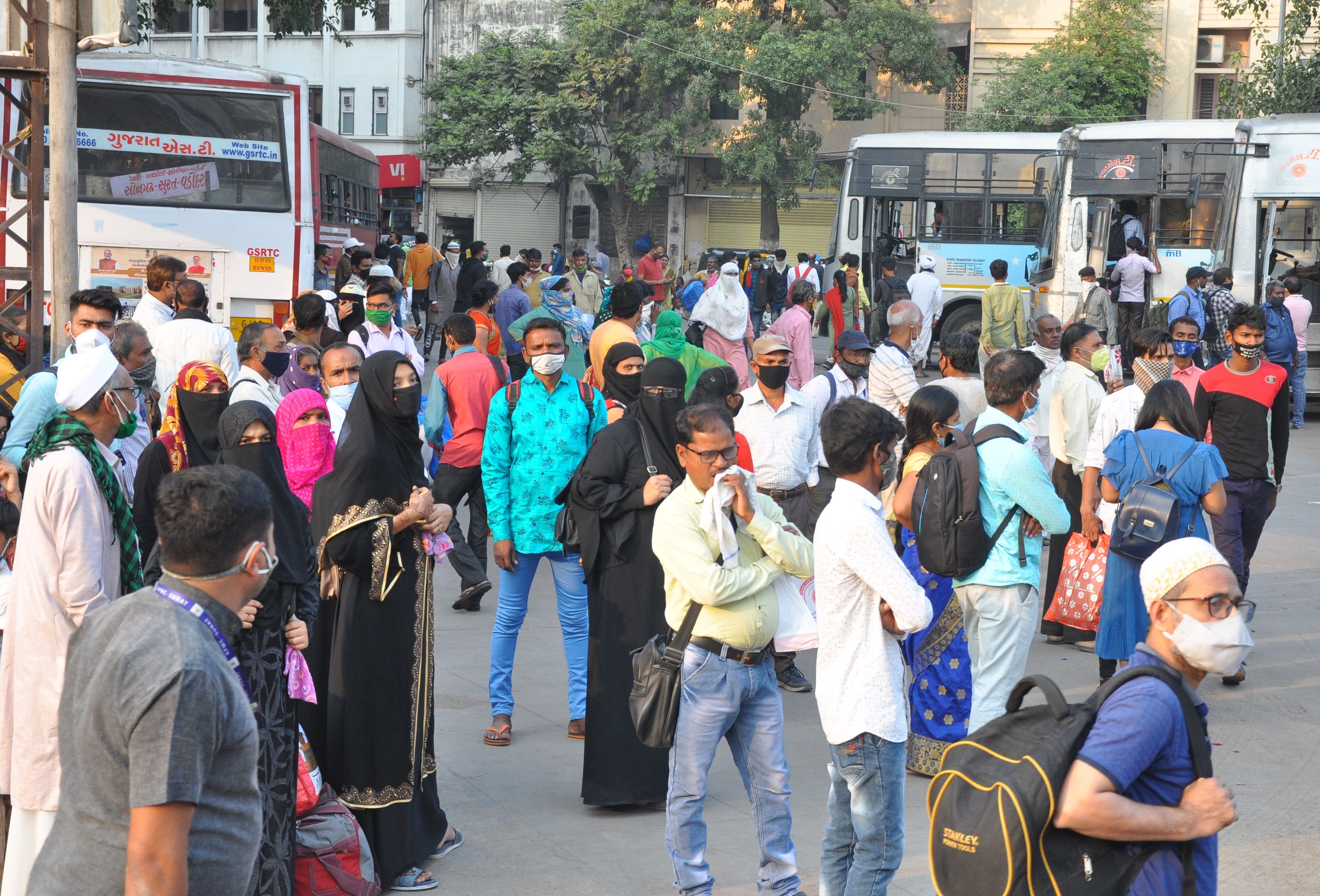 सौराष्ट्र और उत्तर गुजरात के प्रवासी एसटी बसों में दीपावली मनाने रवाना हुए