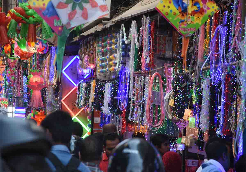 दिवाली पर झालरों से सजा बाजार