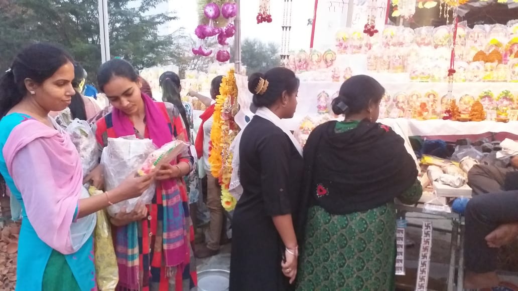 कान्हा की नगरी में लक्ष्मी गणेश की बोली, 25 से 300 रुपये तक बिके भगवान