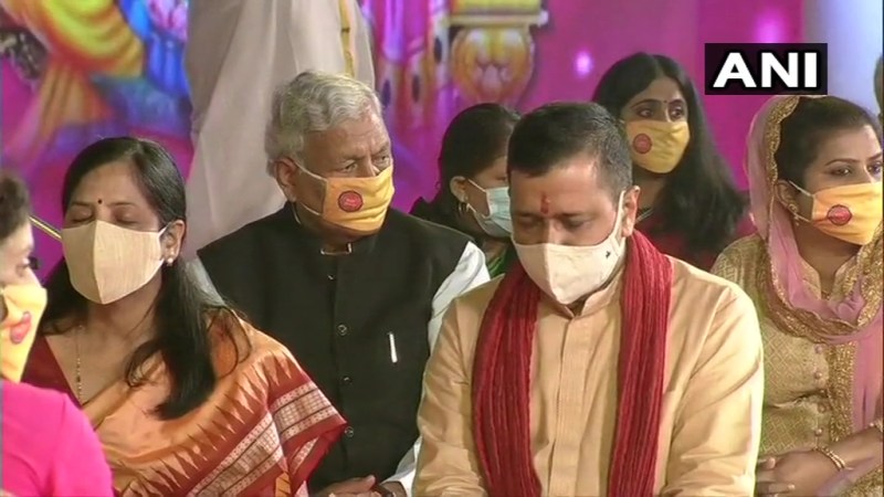 Arvind Kejriwal worshiped at Akshardham temple with wife