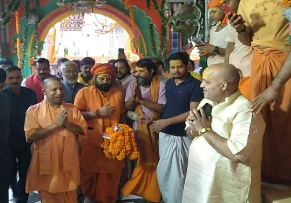 मंत्रोच्चारण से गूंजा हनुमानगढ़ी, दिवाली पर सीएम योगी ने प्रदेशवासियों के लिए मांगा आशीर्वाद