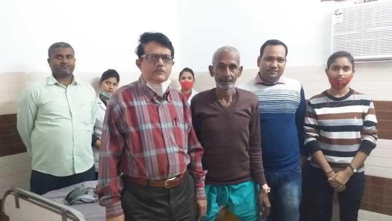 हॉस्पिटल स्टाफ़ के साथ खड़ा किसान छेदालाल