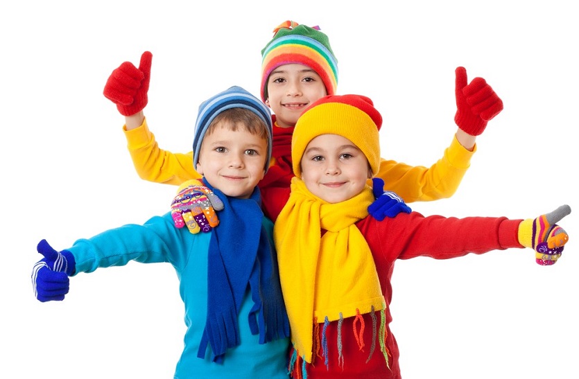 शिशुओं को एक-दो मोटे की जगह पतली लेयर के कई कपड़े पहनाएं