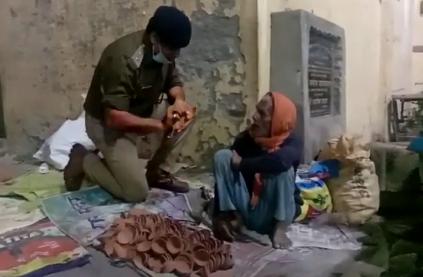 बुजुर्ग बोला साहब मेरे दिये नहीं बिके, पुलिस ऑफिसर ने कहा दुखी क्यों होते हो सारे मैं खरीद लेता हूं