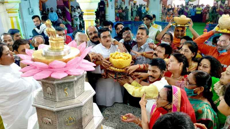 भगवान के चरणों में समर्पित किए 21 किलो के लाडू