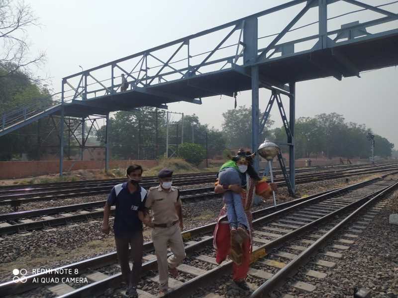 RAILWAY---यमराज और चित्रगुप्त यात्रियों को बता रहे जान बचाने के उपाय
