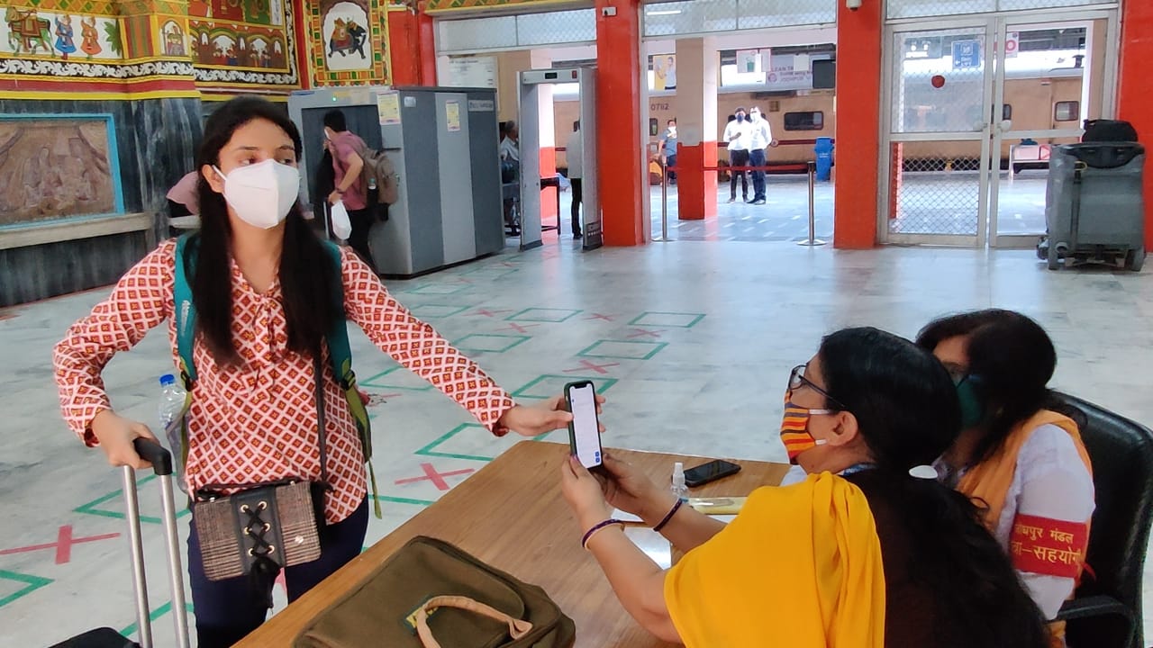 RAILWAY--यात्री सहयोगी रेलवे स्टेशन पर यात्रियों की करेंगे सहायता