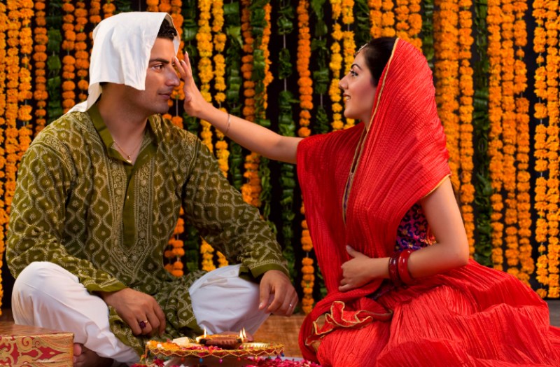 Bhai Dooj 2020: भाई की लंबी उम्र के लिए दिन जरुर करें ये काम, जानिए शुभ मुहूर्त, पूजा विधि और मान्यताएं