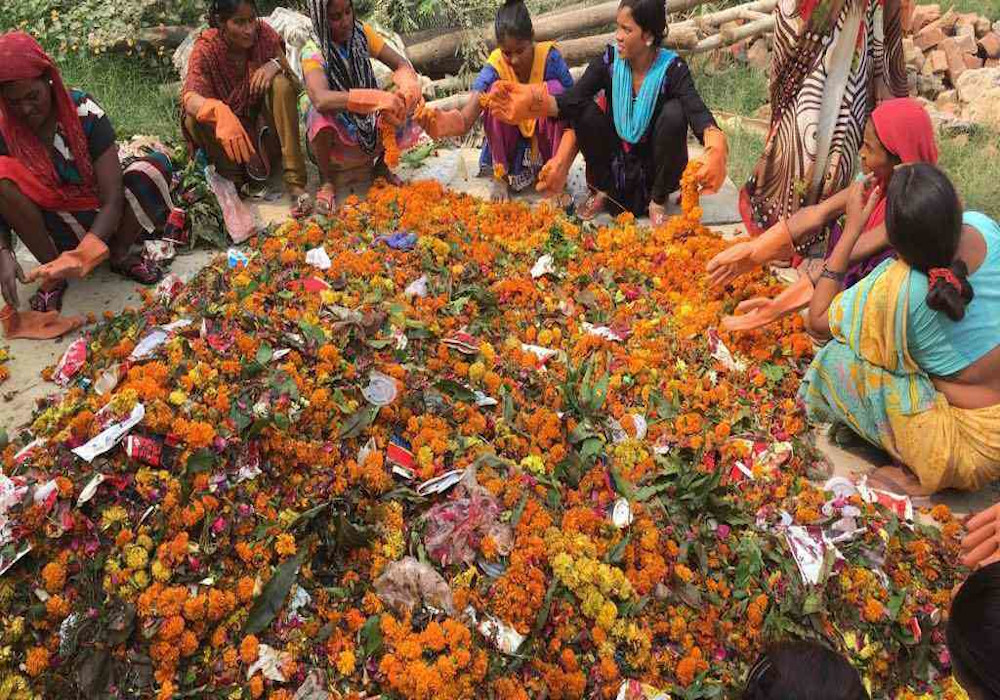 मंदिर में चढाए गए फूलों से मिलेगा रोजगार, गोरखपुर के बाद लखनऊ में होगी इसकी शुरुआत