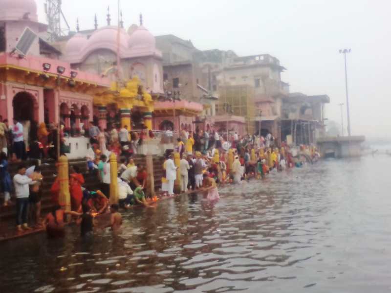 मथुरा के विश्राम घाट पर स्नान करते लोग