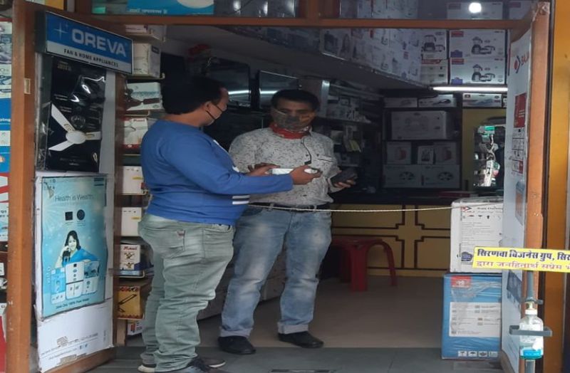 कोरोना में त्योहार पर सुरक्षा का ध्यान रख रहे दुकानदार और खरीदार