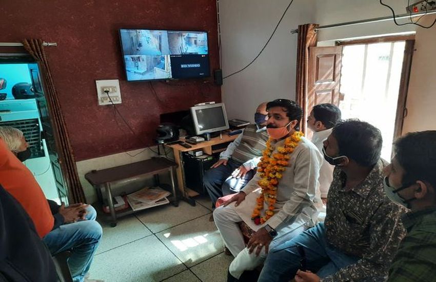 सरकार के भरोसे नहीं, खुद ही सुरक्षा के लिए चंदा जोड़ा और लगा दिए कैमरे