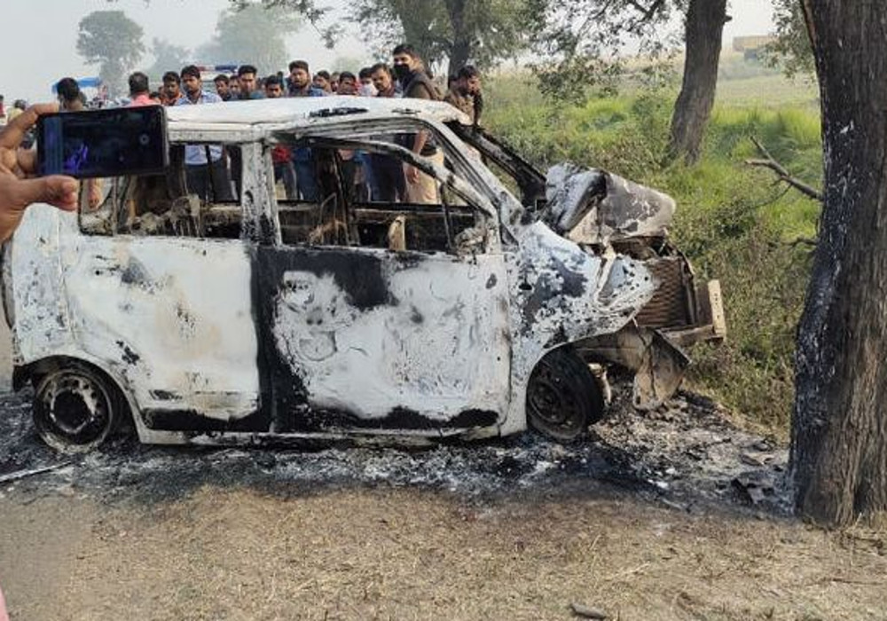प्रयागराज में कार में लगी आग से तीन लोग जिंदा जले, सिर्फ कंकाल बरामद कर सकी पुलिस